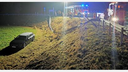 Bild: mde
In der Nacht auf Allerheiligen kam es im Kreisverkehr auf der Staatsstraße 2665 bei Kemnath nahe der Logistikfirma Hegele zu einem Verkehrsunfall. Das Auto kam nach rechts von der Fahrbahn ab und fuhr den Abhang hinab, ehe es in der Wiese zum Stehen kam.