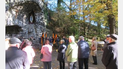 Bild: Kolping Waldsassen/exb
Die Mitglieder der Kolpingsfamilien im Bezirksverband an der Lourdesgrotte bei Waldsassen.