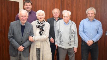 Bild: bnr
In den Reihen des TV 1880 Nabburg sind sechs Jubilare, die bereits über 70 Jahre dem Verein die Treue halten. (Vorne von links) Ernst Beck, Helga Bannasch und Josef Hart konnten die Ehrung persönlich entgegen nehmen. Die Vorstände gratulierten (hintere Reihe).