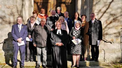 Bild: ubb
13 Plößberger feierten ihre Goldende Konfirmation. Pfarrer Klaus Weber (Mitte) lud die ehemaligen Konfirmanden zum Jubelgottesdienst in die Kirche St. Georg ein.