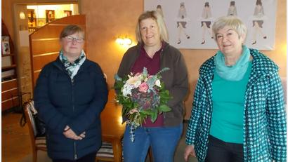 Bild: Pfarrgemeinderat/exb
An Karin Neumann (Mitte) von der Bäckerei Rosner übergaben Rita Heinrich (links) und Gudrun Sirtl einen Blumenstrauß.