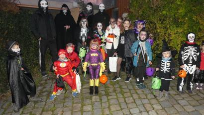 Bild: rn
"Wir sind die Geister und lieben gerne Kleister", ruft ein munterer Kinderchor.