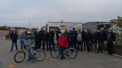 Bild: hme
Jede Menge Material passt auf den neuen Anhänger der Verkehrswacht Weiden, um damit einen anspruchsvollen Fahrradparcours für die Ausbildung der Kinder aufbauen zu können. Die vierte Klasse der Grundschule testete das gleich mal.