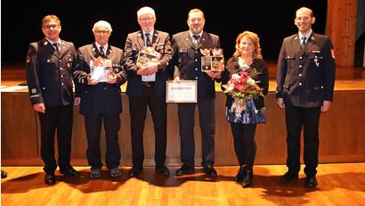 Bild: jma
Verabschiedung aus dem Feuerwehrdienst: (von links) Kommandant Sven Zocher, Georg Friedl, Helmut Lauß, Rudi Schwindl mit Ehefrau und Vorsitzender Thomas Kormann.