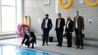 Bild: mab
Wirtschaftsminister Hubert Aiwanger (links) überzeugte sich an Ort und Stelle vom Zustand des sanierungsbedürftigen Hallenbades.