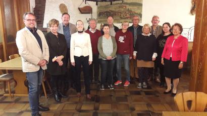 Bild: Martina Maier /exb
Bezirksvorsitzender Manuel Sennert (von links) gratuliert dem neuen Kreisvorstand mit Martina Maier, Manfred Böhm, Nikola Wolfrath, Manfred Zeitler, Eva Prögler, Richard Troglauer, Andrea Hanauer, Alfons Raab, Dorit Schmid, Rudolf Schopper, Susanne Hayo und Hildegard Senft.