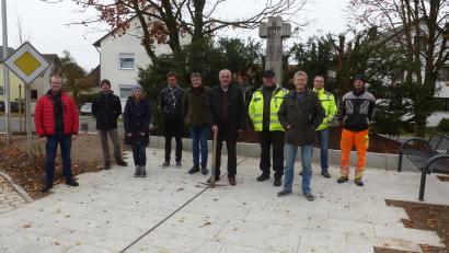 Bild: bk
Bürgermeister Ludwig Biller, Christine Pschorn vom technischen Bauamt (6. und 4. von links) und die Behörden- und Firmenvertreter sowie Planer überzeugen sich von der Aufwertung des Kriegerdenkmal-Umfeldes.