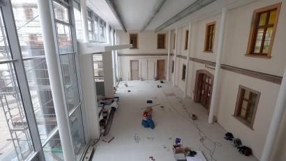 Bild: Wolfgang Steinbacher
Der neue Fest- und Konzertsaal des Max-Reger-Gymnasiums nimmt Formen ein. Die schweren Deckenteile mussten mit einem Kran über das Gebäude in den ehemaligen Innenhof gehoben werden.