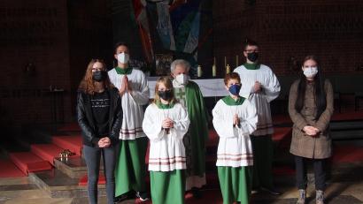 Bild: Würl/exb
Wechsel in der Ministrantengruppe von St. Peter. Im Bild: (von links) Lisa Neumann, Ben Rath, Victoria Würl, P. Norbert Klucken, Julian Wagenknecht, Maximilian Würl, Marie Wittmann.