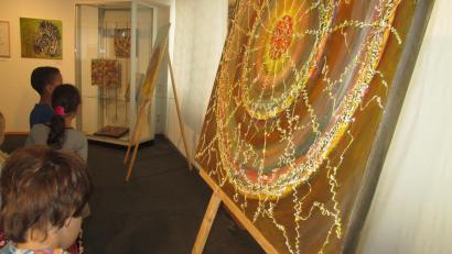 Bild: Kerstin Pflaum/exb
Die Ausstellung "Farbklecks und Buchstabensalat" Im Museum Mitterteich besuchten jetzt Vorschulkinder des Hauses St. Hedwig.