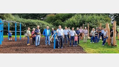 Bild: Stefanie Gradl
Bei einem Rundgang konnten die Mitglieder der Wählergemeinschaft „Arbeitnehmer-Eigenheimer“ den neu angelegten Motorikpark in den Vilsauen besichtigen und die Kinder testeten mit großer Freude die neuen Geräte.