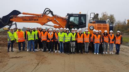 Bild: jzk
Beeindruckt war die Klasse 10b der Realschule Kemnath beim Baustellenbesuch zum Schulneubau. Eva Hunger, Assistentin der Geschäftsführung der Firma Gollwitzer aus Floß, und Bauleiter Christian Besold zeigten den Fortschritt.