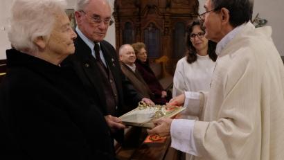 Bild: le
Pfarrer Früchtl überreicht die Urkunde von Papst Franziskus an das Jubelpaar Rita und Josef Birkner. Im Hintergrund das Jubelpaar Maria und Willibald Lindner, die Diamantene Hochzeit feierten.