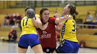 Bild: Hubert Ziegler
Lisa Steiner (Mitte) vom HC Sulzbach wird hier gleich von zwei Pfaffenhofenerinnen am Kreis in die Zange genommen.