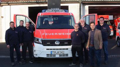 Bild: wro
Das neue Einsatzfahrzeug wurde von (von links) Kreisbrandinspektor Stefan Gleißner, Thorsten Meiler, Zweitem Kommandanten Alexander Bäumler, Kommandant Christian Blohmann, Peter Meissner, Zweitem Bürgermeister Michael Dutz und Ralf Steinberger vorgestellt.