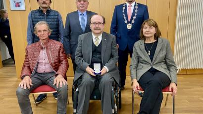 Bild: Eichl
Bürgermeister Markus Ludwig (hinten, rechts) hat die Bürgermedaille verliehen an Johann Meiler, Hans Härtl und Inge Trottmann (vorne, von links), außerdem an Peter Kraus und Boris Damzog (hinten, von links).