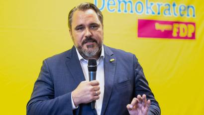 Archivbild: Matthias Balk
Daniel Föst, Landesvorsitzender der FDP Bayern, spricht beim Politischen Frühschoppen Gillamoos.