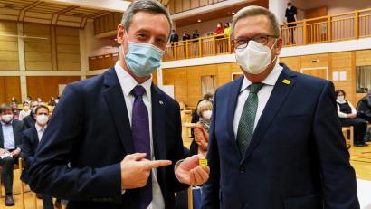 Bild: Peter Ringeisen/exb
Bürgermeister Martin Preuß (rechts) verlieh Schulleiter Hans Kistler ein ansteckbares Amberger Ortsschild - ein Anstecker "mit Tragepflicht".