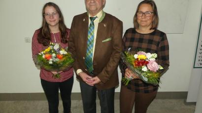 Bild: rn
Dieter Kies dankt Uta Nürnberger (rechts) für "langjährige gewissenhafte Tätigkeit" und überträgt Emili Popp kommissarisch die Aufgaben als Schriftführerin des Stadtverbandes.