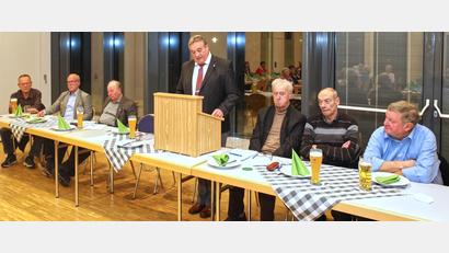 Bild: njn
Vorstandsvorsitzender Dieter Döppl (stehend) bei seinem Geschäftsbericht. Mit auf dem Bild (von links) Vorstandsmitglied Alexander Donenko, Aufsichtsrat Anton Hauer, Vorstandsmitglied Toni Rupprecht, Aufsichtsratsvorsitzender Willi Müller sowie die Aufsichtsräte Dieter Rutsch und Ernst Gallersdörfer.