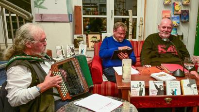 Bild: Siegfried Steinkohl ubb
Hans G. Lauth und Berthold Kellner (von rechts) lasen unterhaltsam und mit viel Leidenschaft Texte und Zitate sowie Lieder von Karl Valentin. Walter J. Pilsak (links) sorgte mit seiner Quetsch’n für den musikalischen Part des Abends.