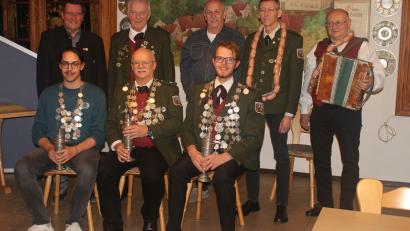 Bild: luk
Simon Lukas (Luftgewehr, vorne von rechts), Karl Tusch (Luftpistole) und Jenik Lukas (Jugend) sind die neuen Regenten der Adlerschützen. Herbert Tischler (stehend von links), Ehrenvorsitzender des Stadtverbandes für Leibesübungen, sowie die Schützenmeister Alois Lukas und Günter Woppmann gratulierten auch Carl Fiedler (Zweiter LG) und Theo Helgert (Dritter LP).