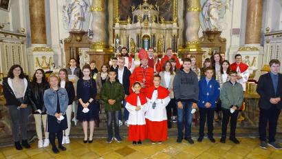 Bild: ll
Die Michelfelder Firmlinge mit Erzbischof Ludwig Schick sowie den Konzelebranten und Ministranten nach dem Gottesdienst.