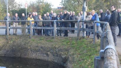 Bild: fz
Viele Bürger interessieren sich und lassen sich am Dorfweiher erklären, wie man das Areal attraktiver gestalten könnte.