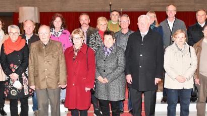 Bild: sche
Mit neun langjährigen Ehepaaren hat Pfarrer Eduard Kroher einen Gottesdienst in St. Josef Raigering gefeiert.