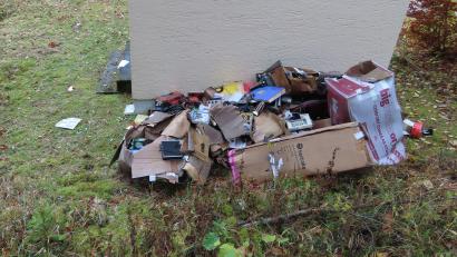 Bild: Polizeiinspektion Sulzbach-Rosenberg
Ein Unbekannter hat eine große Ladung Müll hinter ein Trafohaus zwischen Wurmrausch und Ammerried gekippt.