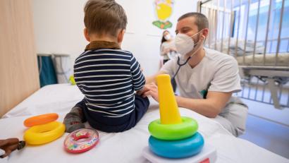 Bild: Sebastian Gollnow/dpa
Viele Kleinkinder und Säuglinge infizieren sich aktuell wieder mit dem RS-Virus - einer Atemwegserkrankung, die vor allem die Jüngsten stark trifft.
