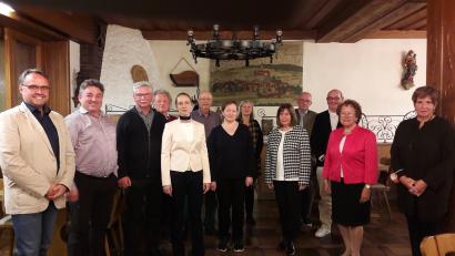 Bild: Martina Maier/exb
Die Geehrten mit Bezirksvorsitzendem Manuel Sennert (links) und Kreisvorsitzender Martina Maier (rechts).