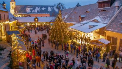 Archivbild: bsc
Der Friedenfelser Weihnachtsmarkt im historischen Ökonomiehof lockte vor Corona stets Besucherscharen an. Auch heuer kann der Lichter- und Budenzauber nicht in der gewohnten Form stattfinden.