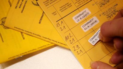 Symbolbild: Wolfgang Kumm / dpa
Immer mehr Menschen frischen ihre Impfungen gegen das Coronavirus auf. Im Impfzentrum ist dies ab sofort nicht mehr nur für Menschen über 70, sondern auch für über 60-Jährige möglich.