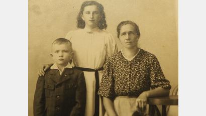 Repro: bl
Anna Aschka, damals noch Anna Haselsteiner, mit ihrem sechs Jahre jüngeren Bruder und ihrer Mutter Hedwig: Das Foto gehört zu den wenigen Aufnahmen, die damals bei der Vertreibung in der "richtigen" Kiste waren.