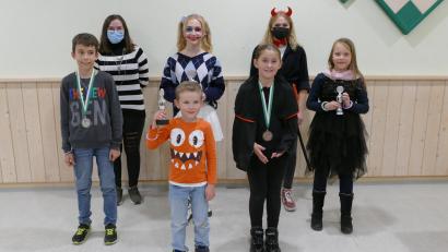 Bild: rwo
Die Sportschützen in Kastl veranstalteten ein Halloween-Schießen für die Kinder. Das Bild zeigt die Sieger der Glückswertung zusammen mit den Jugendleitern, die die Aktion organisiert hatten.