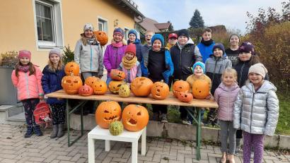 Bild: gi
Stolz präsentierten die Mädchen und Buben ihre Halloween- bzw. Herbstkürbisse mit ihren geschnitzten Fratzen.