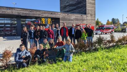 Bild: Johannes Werner/exb
Zusammen mit Stadtgärtnerin Rosemarie Rahn durften die jungen Feuerwehr-Mitglieder den Grünstreifen am Gerätehaus bepflanzen.
