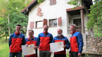 Bild: Bergwacht Amberg/exb
Bereitschaftsleiter Markus Arnold (Mitte) und seine beiden Stellvertreter Timo Schmidt (rechts) und Alexander Renner (links) zeichneten Fritz Fraas (Zweiter von links) und Josef Ries (Zweiter von rechts) aus.