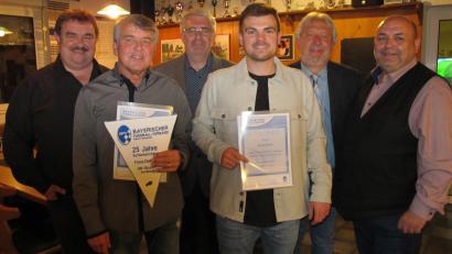 Bild: Karl-Heinz Grollmisch/exb
Verdiente Fußball-Unparteiische wurden für ihr nicht immer leichtes Amt vom Bayerischen Fußballverband gewürdigt. Von links: Kreisvorsitzender Albert Kellner, Franz Dietrich (25 Jahre), Bezirksvorsitzender Thomas Graml, Jonas Kohn (10 Jahre), Andreas Allacher und Thomas Gebele.