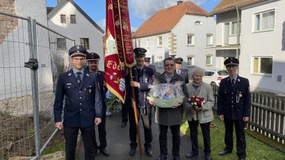 Bild: FFW Edeldorf/exb
Ludwig Frank (Mitte), Ehrenkommandant der Edeldorfer Wehr, ist 80 geworden; seine Feuerwehr hat ihm zu Ehren einen Fahnenzug veranstaltet.