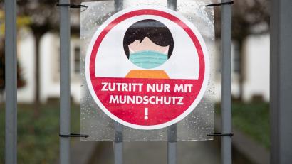 Bild: Friso Gentsch
„Zutritt nur mit Mundschutz!“ steht am Eingang einer Schule. Foto: Friso Gentsch/dpa/Symbolbild