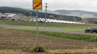 Bild: Portner
Nachdem die Ortschaft Hof schon in Sichtweite eine Freiflächen-Photovoltaikanlage hat, soll nun am 5. November die Bürgerinitiative „Hof plus“ gegründet werden, um die neu geplante Anlage an der Straße nach Teunz (unweit des Ortsschildes, ab der Einmündung ins Gewerbegebiet) zu verhindern.