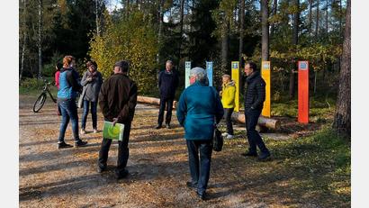 Bild: gru
Vorstandschaft des Kneippverein Edelsfeld mit Bürgermeister Hans-Jürgen Strehl und einigen Mitgliedern vor den Stehlen am Waldrand