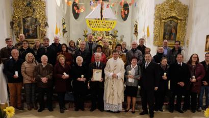 Bild: le
18 Ehejubilare feierten mit Pfarrer Max Früchtl einen eindrucksvollen Dankgottesdienst.