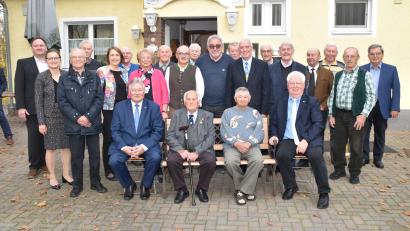 Bild: hcz
Die Gruppe der EVG-Mitglieder, die für 60, 65, 70 und 75 Jahre Treue geehrt wurde. Sitzend von links: Stellvertretender EVG- Vorsitzender Martin Burkert, die beiden 75-Jahre Jubilare Hans Witzke und Wenzl Fischer, sowie Anton Hoffmann, der frühere Weidener DGB-Ortsstellenleiter.
