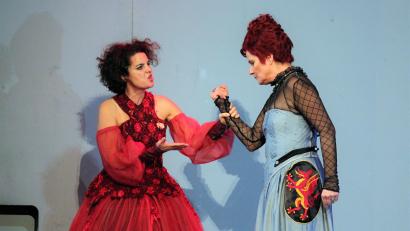 Bild: stg
Maria Stuart (Franziska Mencz, l.) und Elisabeth I. (Ulrike Knospe) liegen - salopp gesagt - im Clinch