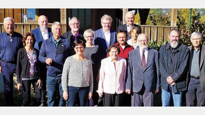 Bild: wec
Die Schar der Gratulanten zum 80. Geburtstag von Manfred Klemm (vorn in der Mitte, Dritter von rechts, daneben Ehefrau Ingrid und Sohn Ralf) ist groß. Mit dabei auch (hinten, von rechts) Hans-Jürgen Frey und Sebastian Schärl vom Solarförderverein).
