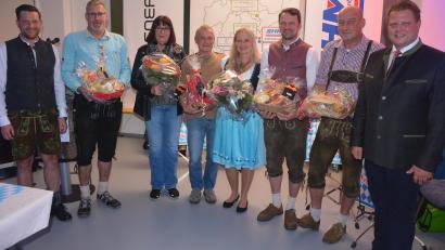 Bild: jr
Langjährige Mitarbeiter zeichnete die SM-Energy-Unternehmensgruppe bei einem Betriebsfest aus. Im Bild (von links) Inhaber und Geschäftsführer Markus Sporrer, Thomas Richtmann, Gisela Seitz, Oliver Matt, Heidi Gleißner, Matthias Döberl, Prokurist Harald Schedl und Bürgermeister Stefan Grillmeier.