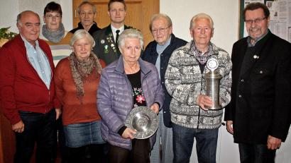 Bild: R. Kreuzer
Die besten Treffer beim Kirchweihschießen haben Erwin Rößler und Christl Rößler (vorne, Mitte) abgegeben. Dazu gratulieren Schützenmeisterin Sieglinde Nordgauer (Dritte von rechts) und Herbert Tischler (rechts), Ehrenpräsident des Stadtverbands für Leibesübungen.